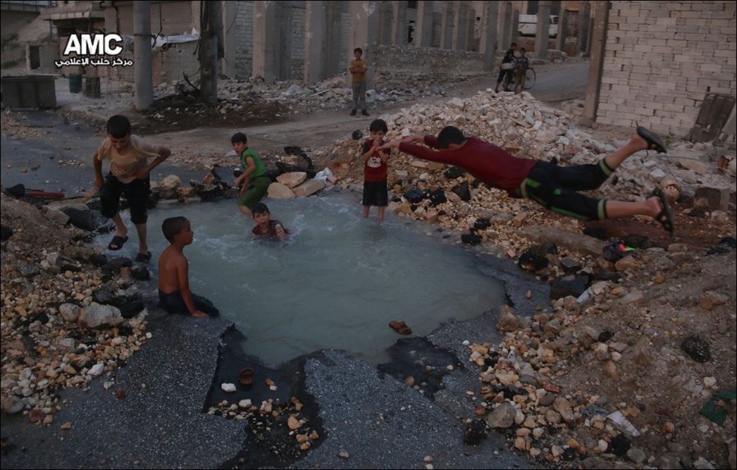 Παιδιά παίζουν σε κρατήρα από βόμβα στο ρημαγμένο Χαλέπι – ΦΩΤΟ