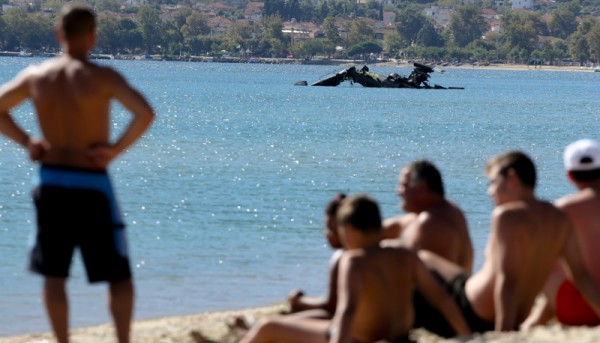 Μόλις 50 μέτρα από την παραλία έπεσε το στρατιωτικό ελικόπτερο – Οι αντιδράσεις των λουομένων – ΦΩΤΟ