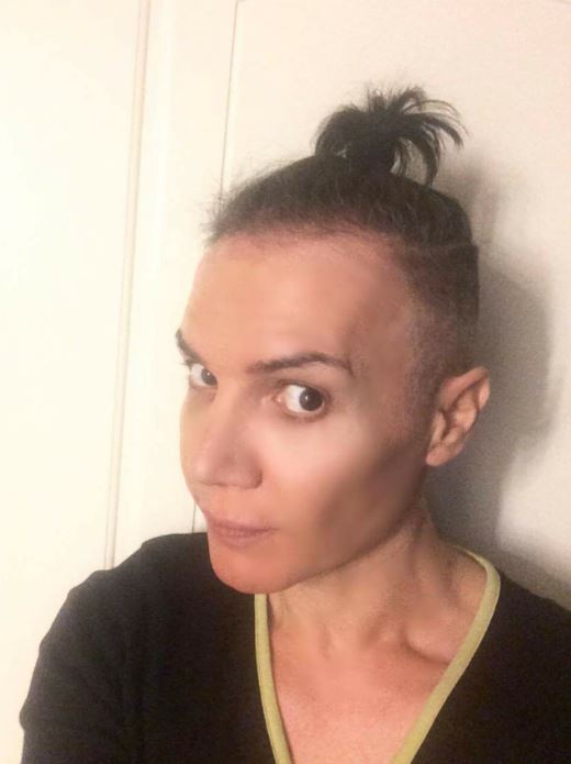 Ο Καναράκης άλλαξε λουκ και ποζάρει στο enikos.gr