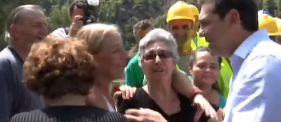 Ο διάλογος του Τσίπρα με τους κατοίκους στο Δερβένι – ΒΙΝΤΕΟ