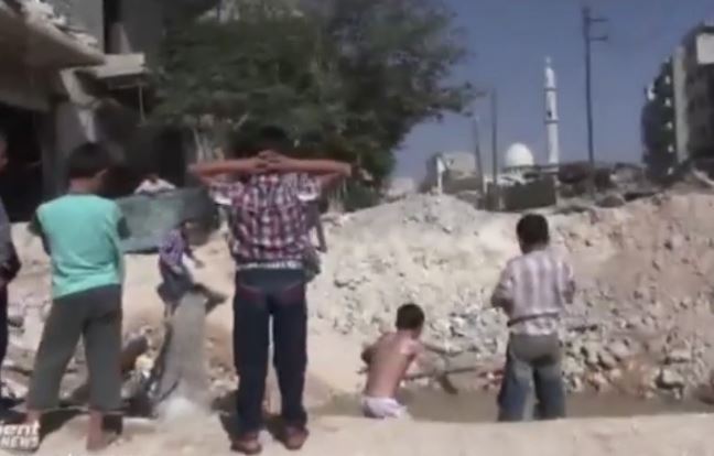 Στους κρατήρες από τις βόμβες παίζουν τα παιδιά στο Χαλέπι – ΒΙΝΤΕΟ