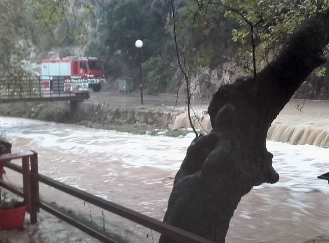 Θεσπρωτία – Χείμαρρος εγκλώβισε μία οδηγό με τα ανήλικα παιδιά της στο ιχ – ΦΩΤΟ