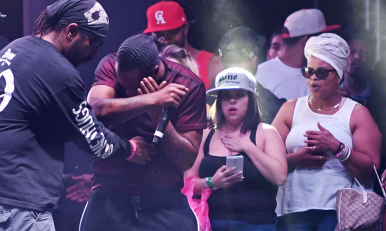 Τραγουδιστής τραυματίστηκε στη σκηνή από… drone – ΒΙΝΤΕΟ