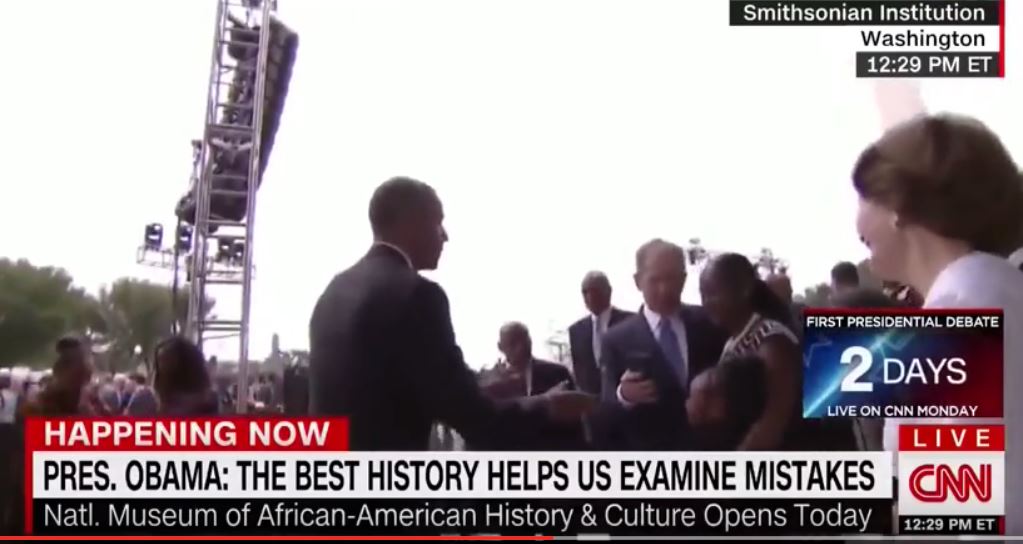 Ο Μπους δεν μπορεί να βγάλει selfie και ζητά τη βοήθεια του Ομπάμα – ΒΙΝΤΕΟ