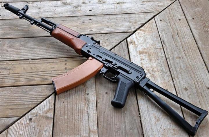 Τουρίστας ήθελε να πετάξει με “καλάσνικοφ” στις αποσκευές