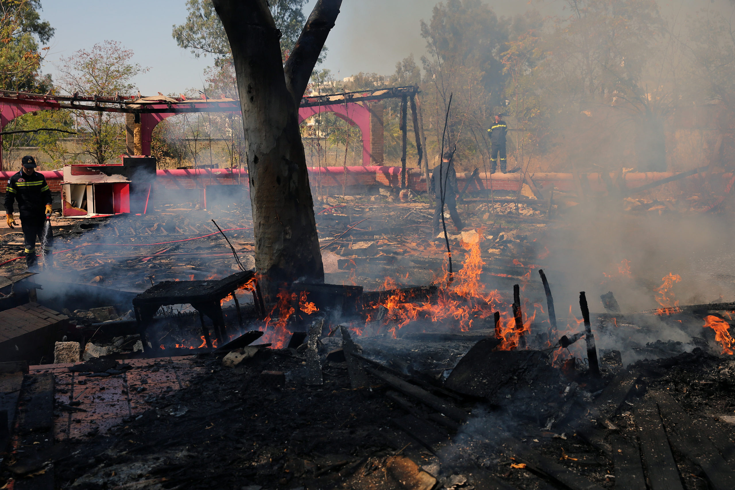 Φωτογραφίες από τη φωτιά στο Μαρούσι