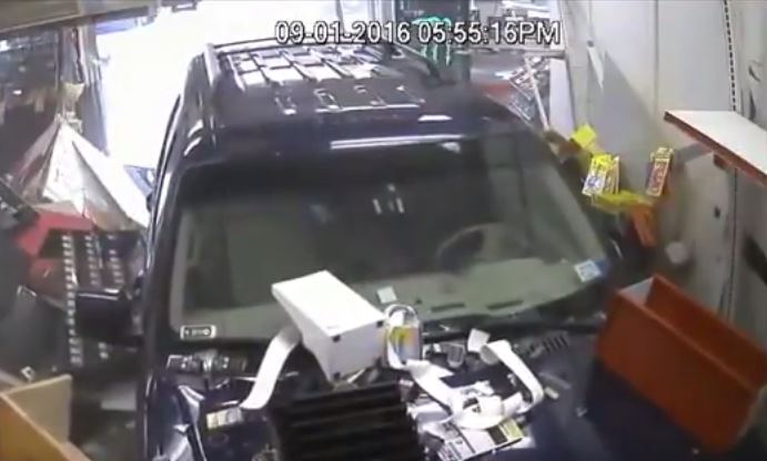 Μπήκε με το ΙΧ στο ταμείο του βενζινάδικου – ΒΙΝΤΕΟ