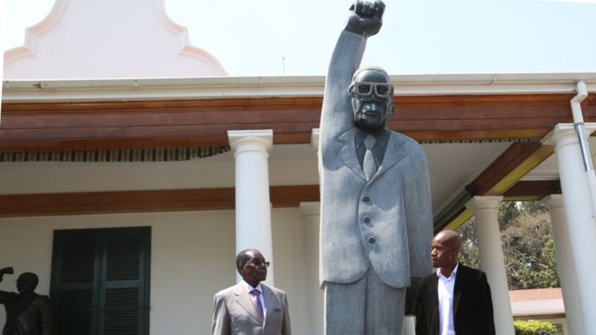 Το άγαλμα του προέδρου της Ζιμπάμπουε και ο… σούπερμαν – ΦΩΤΟ
