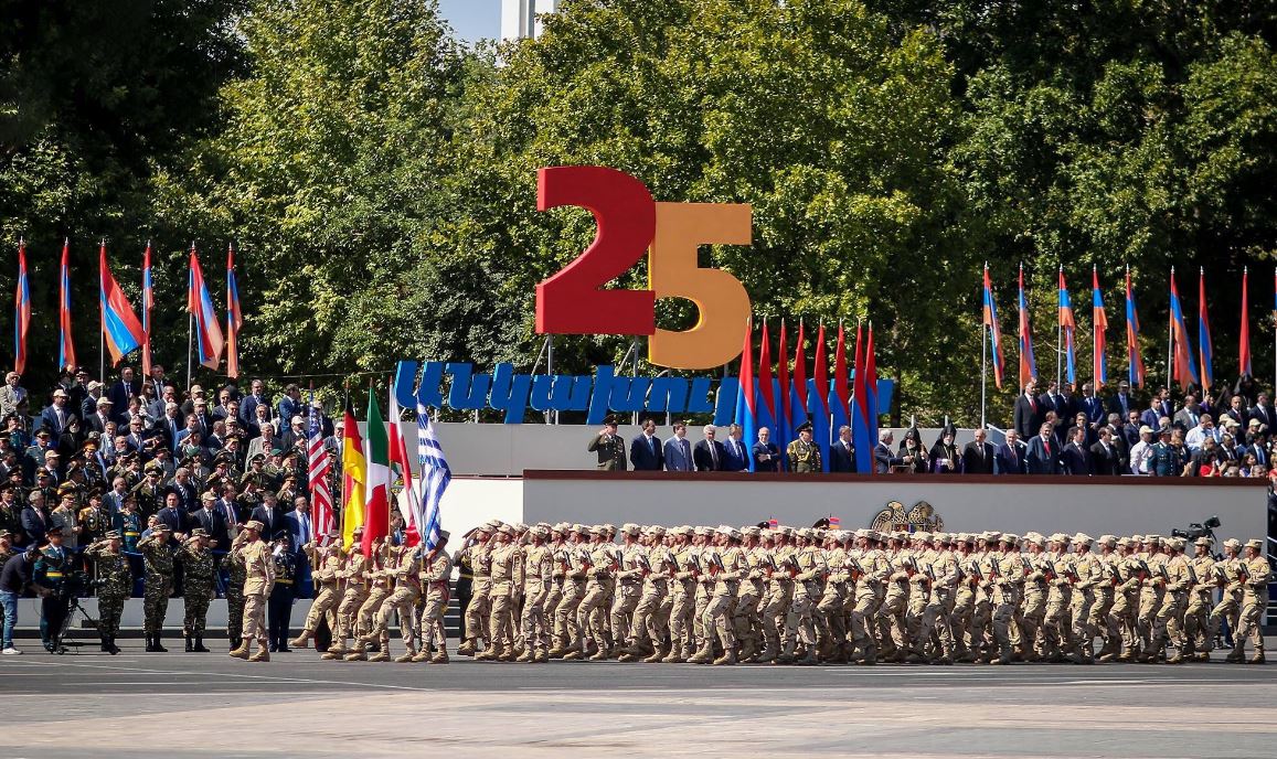 Η Ελληνική σημαία στη στρατιωτική παρέλαση στο Γερεβάν – ΦΩΤΟ