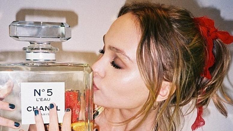 Λίλι Ρόουζ Ντεπ: Πάντα φορούσα τα Chanel παπούτσια της μαμάς μου