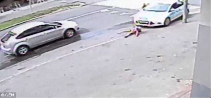 Συγκλονιστικό ΒΙΝΤΕΟ – 30 άτομα σηκώνουν αυτοκίνητο για να σώσουν μία 10χρονη