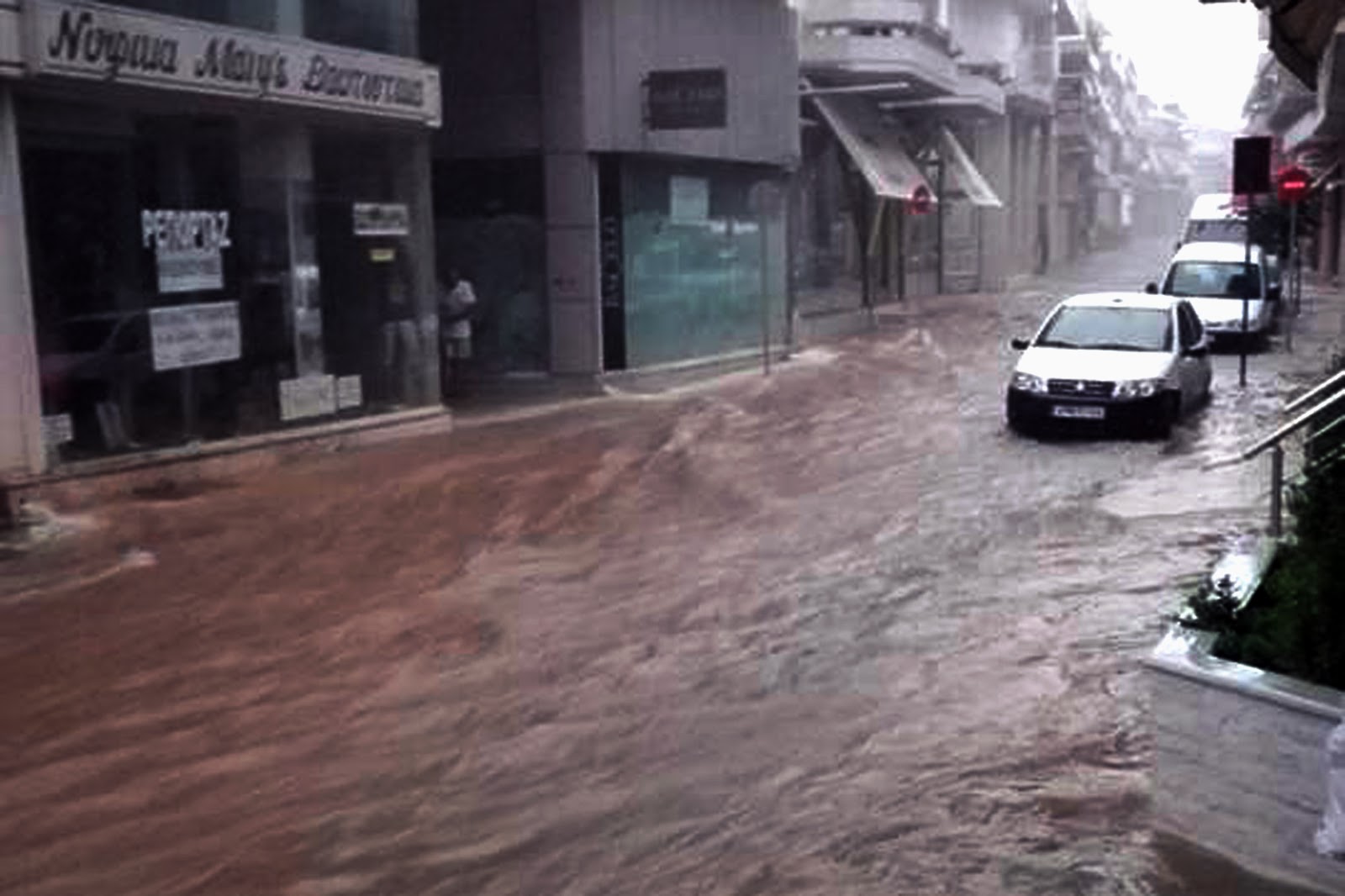 Πλημμύρισαν δρόμοι και σπίτια από την καταιγίδα στο Άργος – ΦΩΤΟ