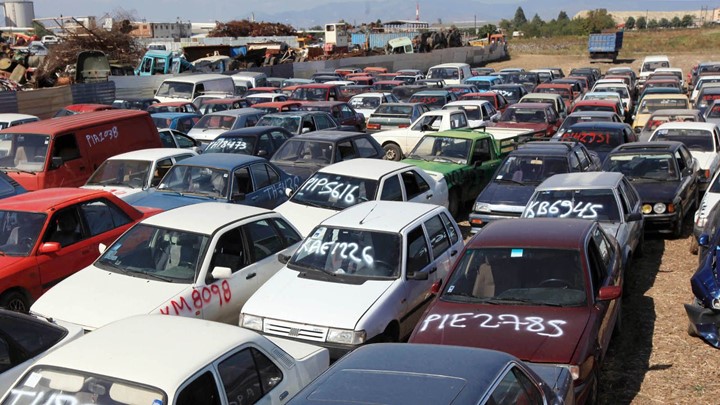 Με επικίνδυνα «σαπάκια» και ρυπογόνα αυτοκίνητα γεμίζει η Ελλάδα