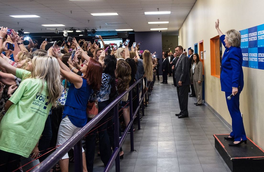 Γύρισαν την πλάτη στη Χίλαρι Κλίντον για να βγάλουν selfie – ΦΩΤΟ