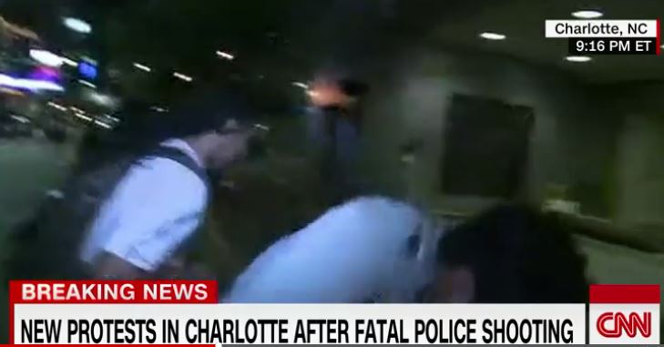 Σάρλοτ – Επίθεση on air σε δημοσιογράφο του CNN από διαδηλωτή – BINTEO