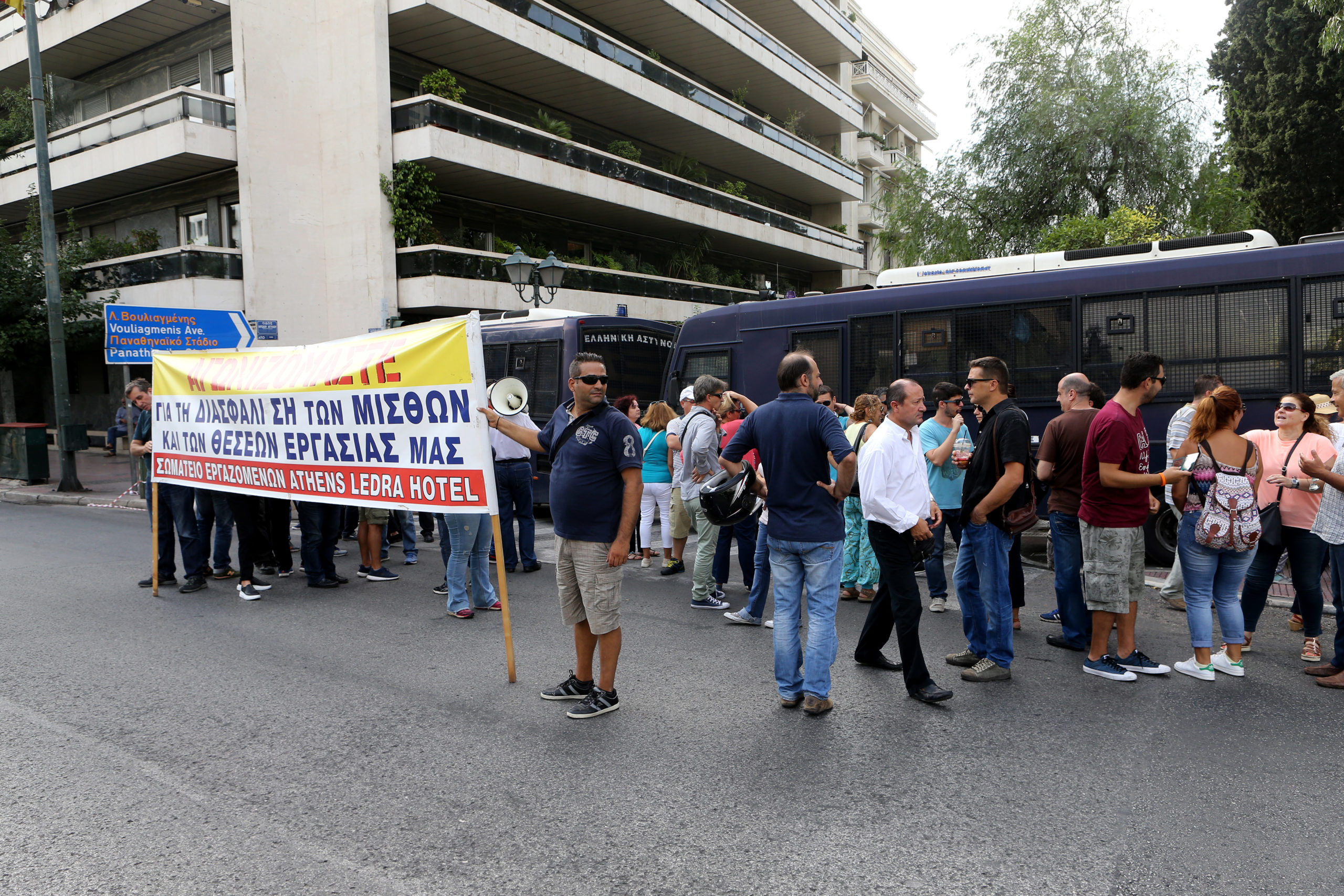 Ένταση στην πορεία των εργαζομένων του Athens Ledra – ΦΩΤΟ