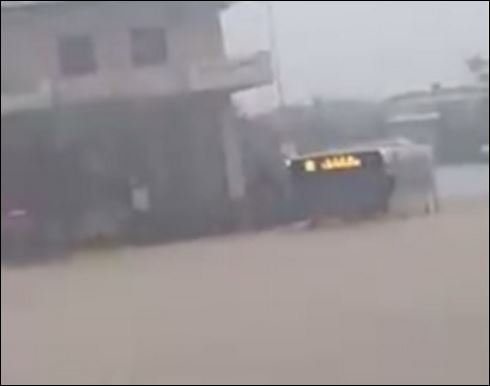 Εικόνες σοκ από τη Θεσσαλονίκη – Νερά “σκεπάζουν” λεωφορείο του ΟΑΣΘ – ΒΙΝΤΕΟ