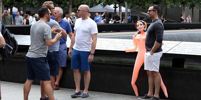 Τουρίστες έβγαζαν selfies με πλαστική κούκλα του σεξ…στο μνημείο της 11ης Σεπτεμβρίου – ΦΩΤΟ