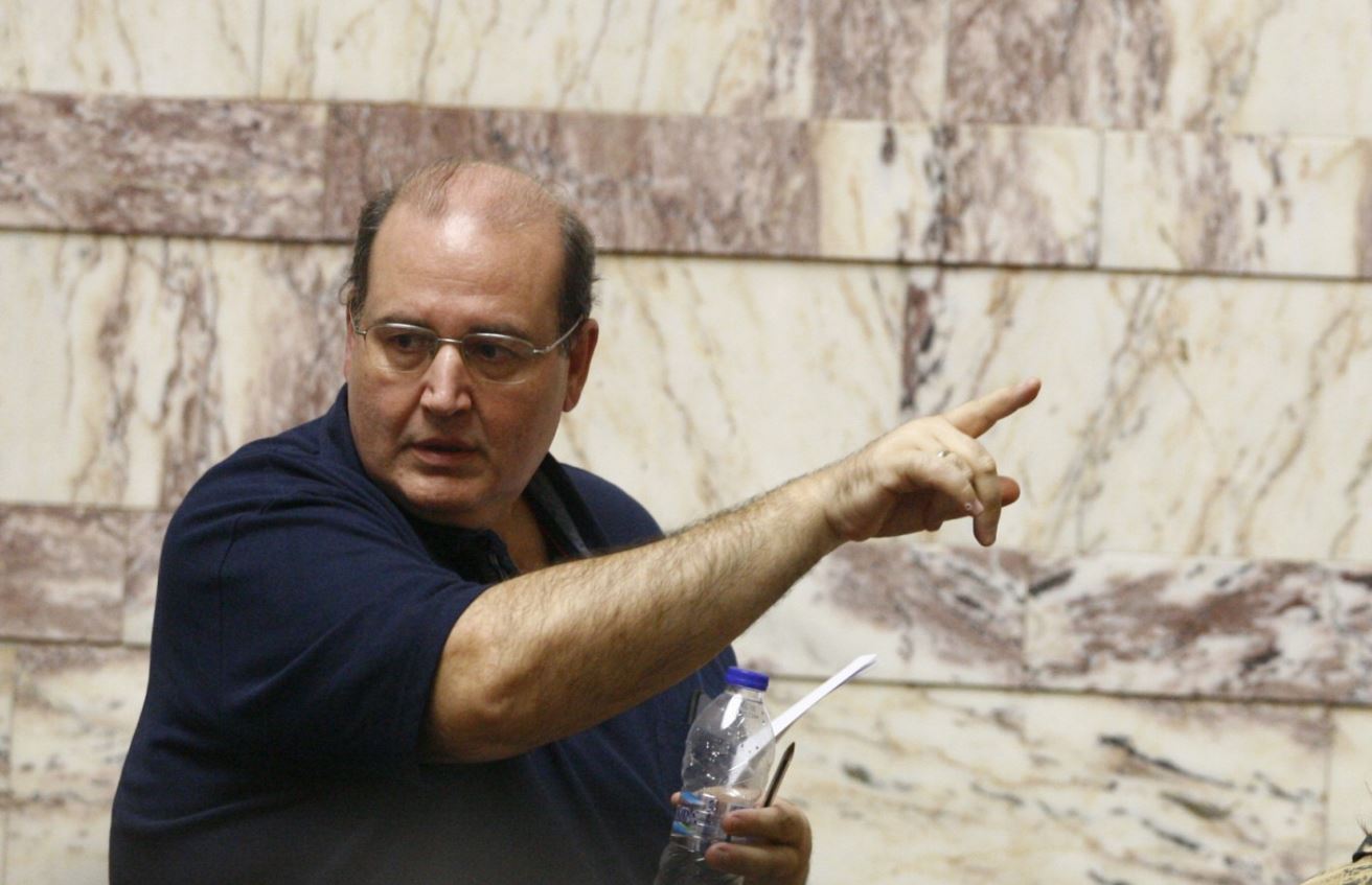 Αποστάσεις του Μαξίμου από τις δηλώσεις του Φίλη για την Εκκλησία