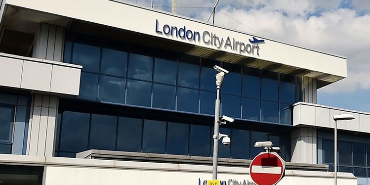 Διαδηλωτές κατέλαβαν διάδρομο στο αεροδρόμιο City του Λονδίνου – ΦΩΤΟ