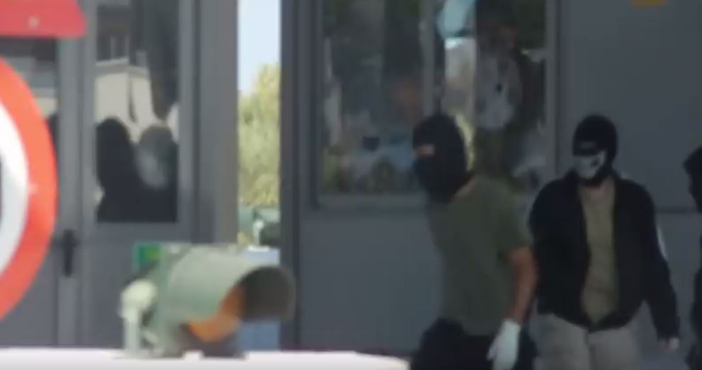 Η επίθεση των μελών του Ρουβίκωνα στα διόδια του Κιάτου – ΒΙΝΤΕΟ