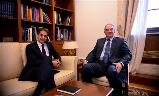Ο Καραμανλής στο γραφείο του Μητσοτάκη