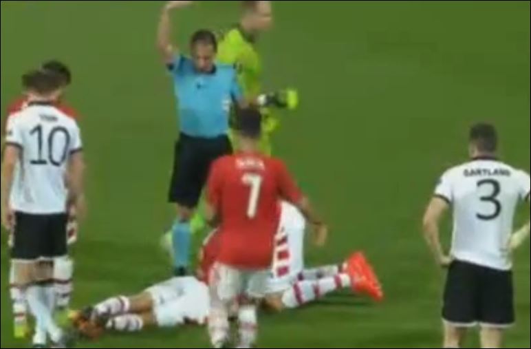 Ποδοσφαιριστής έχασε τις αισθήσεις του – «Πάγωσε» όλο το γήπεδο – ΒΙΝΤΕΟ