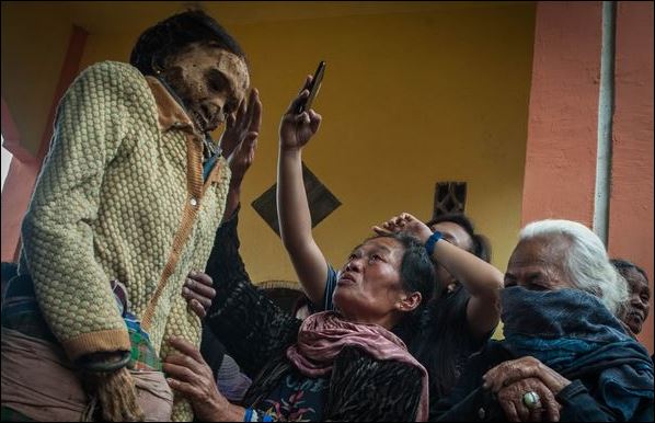 Το πιο ανατριχιαστικό έθιμο: Η παρέλαση των νεκρών σε νησί της Ινδονησίας – ΦΩΤΟ – BINTEO