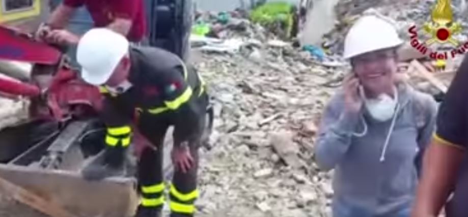 Γάτα ανασύρθηκε ζωντανή 15 μέρες μετά τον φονικό σεισμό στην Ιταλία – ΒΙΝΤΕΟ