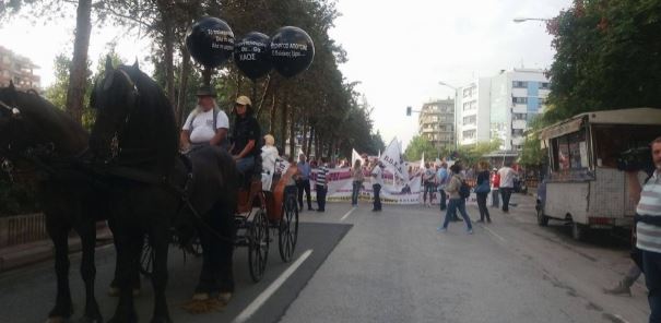 Με άλογα, κάρα και μαύρα μπαλόνια η πορεία της ΠΟΕΔΗΝ στην Θεσσαλονίκη – ΒΙΝΤΕΟ
