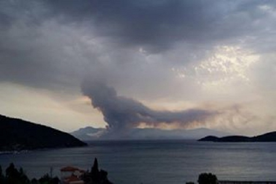 Μαίνονται τέσσερις πυρκαγιές από πρωινούς κεραυνούς στη Θάσο