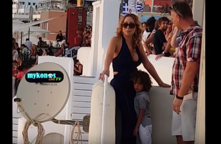 H Mαράια Κάρεϊ στη Σαντορίνη – ΒΙΝΤΕΟ