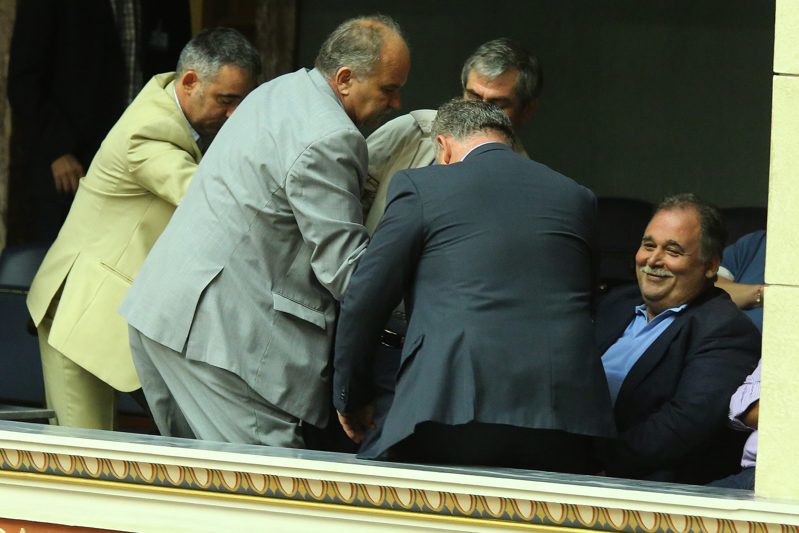 Αστυνομικοί απομακρύνουν τον Πετράκο από τα θεωρεία της Βουλής – ΦΩΤΟ