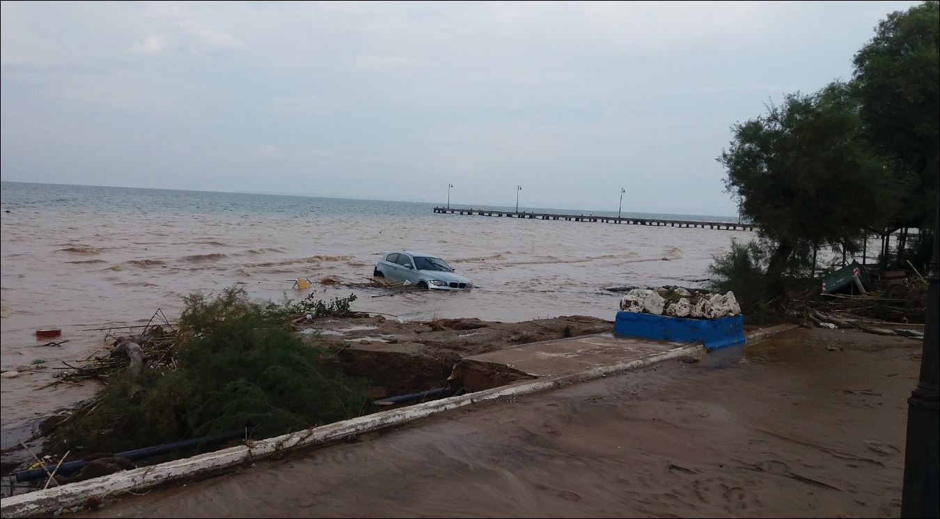 Αυτοκίνητο “κολυμπά” στον Θερμαϊκό – Μεγάλες καταστροφές στη Θεσσαλονίκη – ΦΩΤΟ