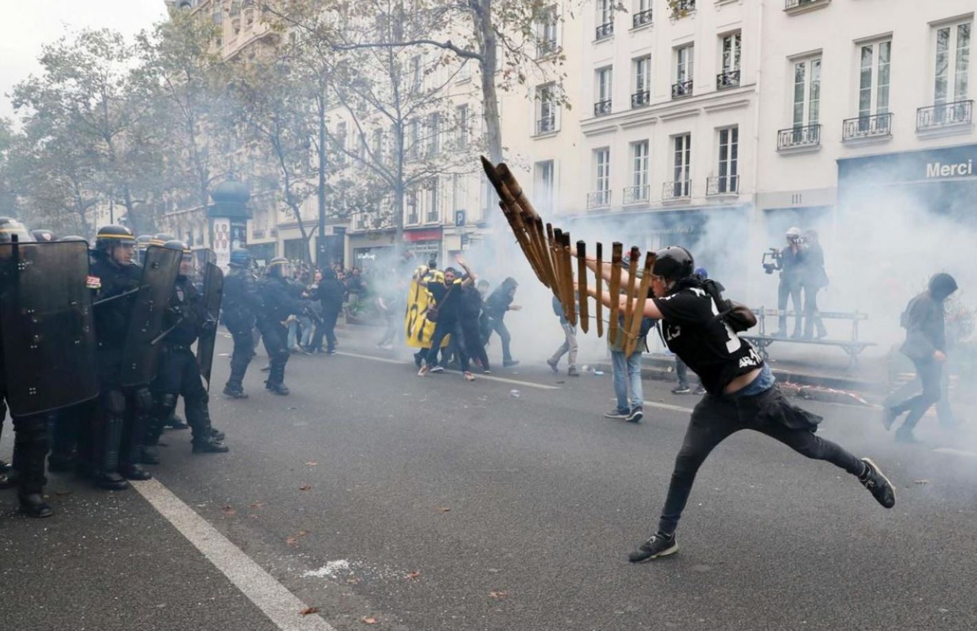 Παρίσι – 12 άτομα τραυματίστηκαν στα επεισόδια