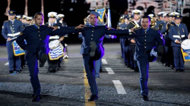 Το συρτάκι της Πολεμικής Αεροπορίας στην Κόκκινη Πλατεία – ΒΙΝΤΕΟ