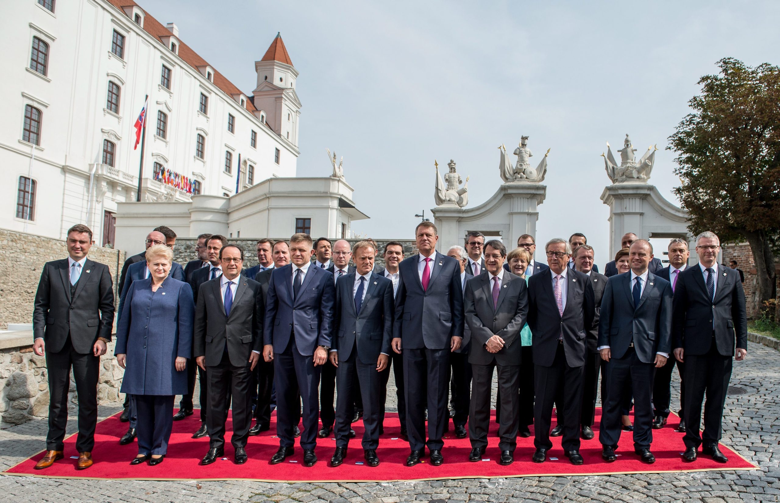 Η οικογενειακή φωτογραφία των 27 ηγετών στη Μπρατισλάβα
