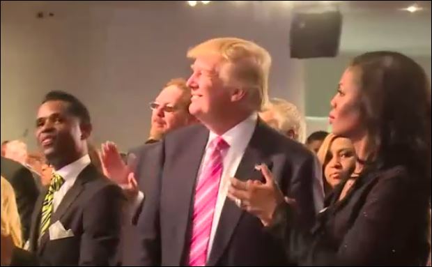 Διαμαρτυρία Αφροαμερικανών για την παρουσία του Τραμπ σε εκκλησία – ΒΙΝΤΕΟ