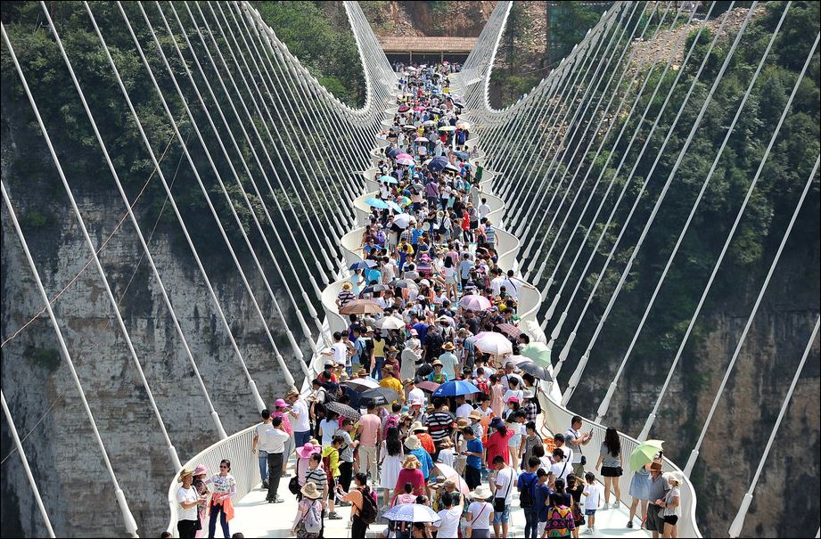 Άνοιξε για να… κλείσει η μεγαλύτερη γυάλινη γέφυρα στον κόσμο