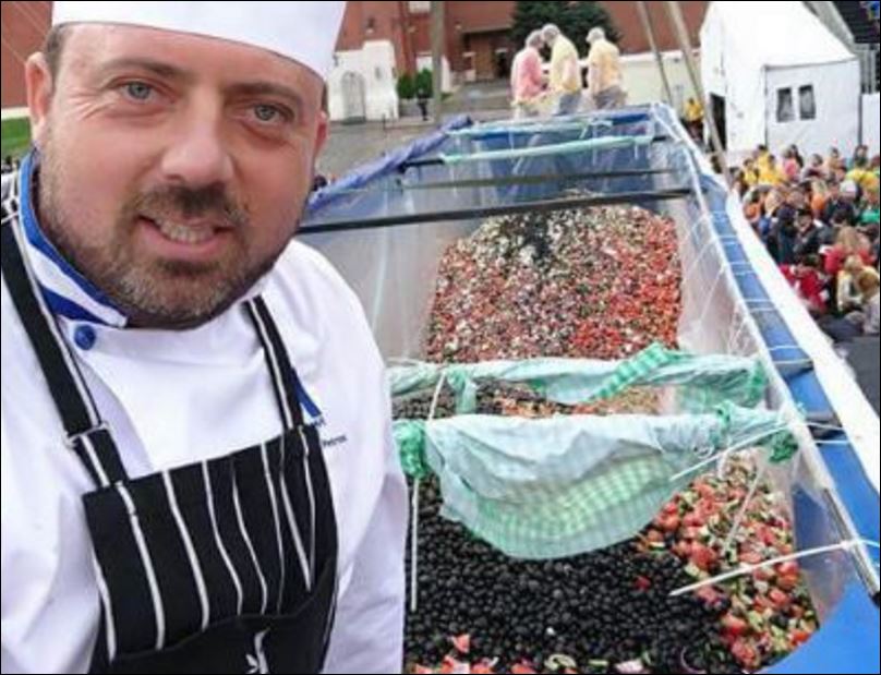 Χωριάτικη σαλάτα γίγας στην Κόκκινη πλατεία της Μόσχας – ΒΙΝΤΕΟ