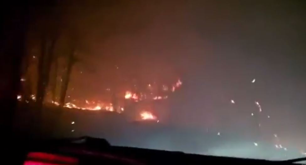 Αυτοκίνητο περνά μέσα από την πύρινη λαίλαπα της Θάσου – ΒΙΝΤΕΟ