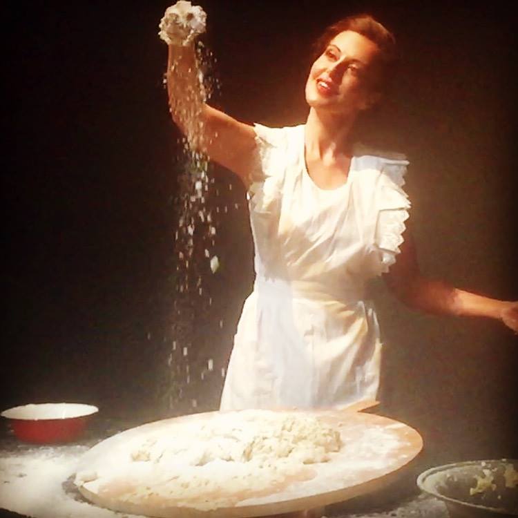 Και… μαγειρεύει και ποζάρει η Παλαιολόγου