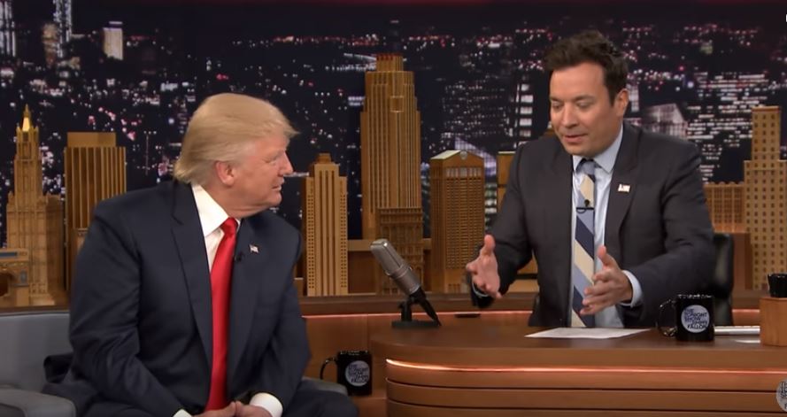 Ο Τζίμι Φάλον ανακάτεψε τα μαλλιά του Τραμπ – ΒΙΝΤΕΟ