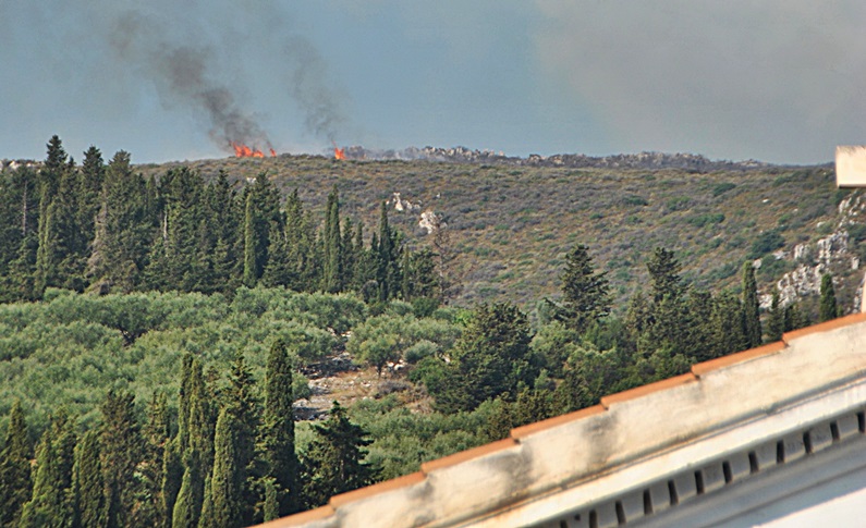 Ζάκυνθος: Σε πλήρη εξέλιξη η πυρκαγιά στο Κοιλιώμενο – ΦΩΤΟ