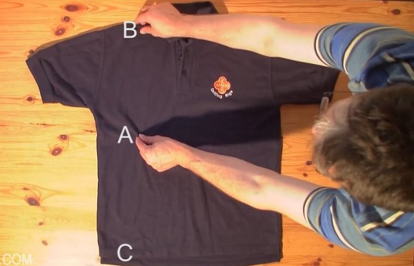 Πώς να διπλώνετε τις μπλούζες σας με μόλις μία κίνηση – ΒΙΝΤΕΟ