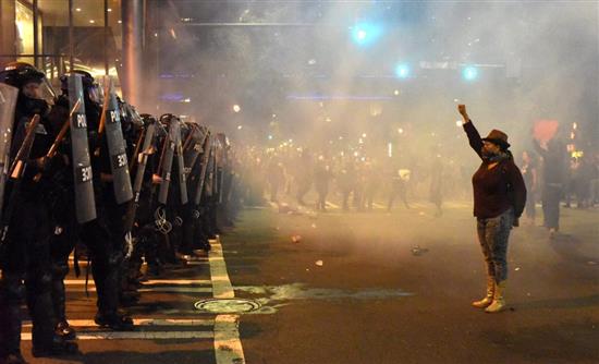 ΒΙΝΤΕΟ με την αγωνιώδη έκκληση της συζύγου του Αφροαμερικανού στους αστυνομικούς