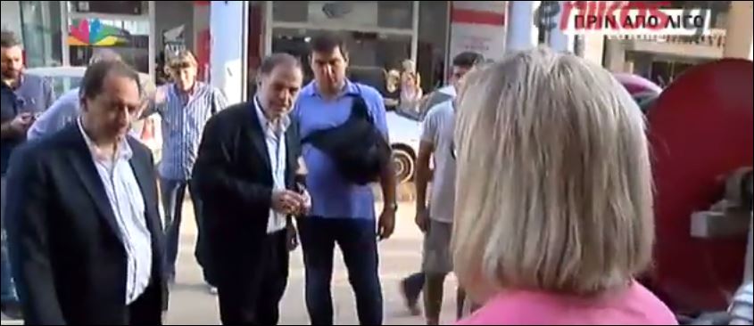 Η γυναίκα που φώναξε στους υπουργούς: Με φτυάρια έπρεπε να έρθετε, όχι με κοστούμια – ΒΙΝΤΕΟ