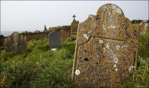 Tους θάβουν ζωντανούς… για να ξεπεράσουν τον φόβο του θανάτου – ΒΙΝΤΕΟ