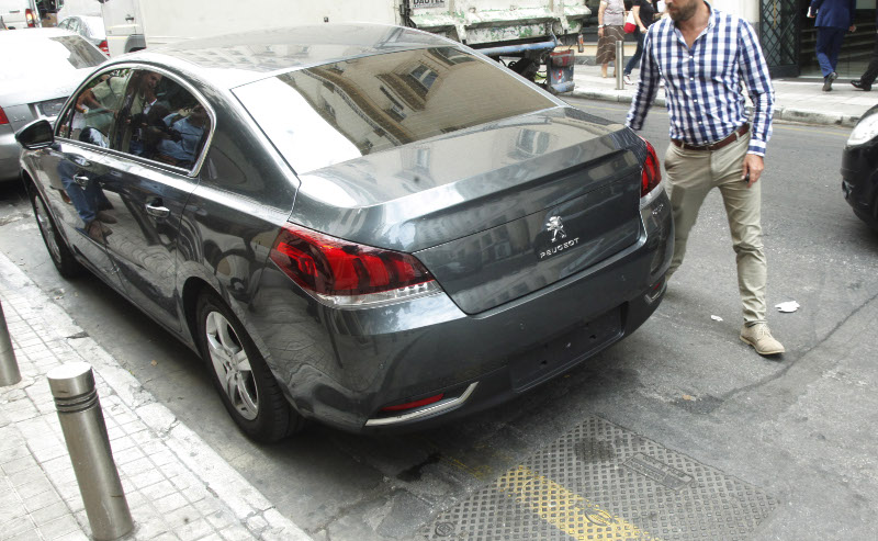 Η Δημοτική Αστυνομία πήρε τις πινακίδες από το υπηρεσιακό αυτοκίνητο του Σταθάκη – ΦΩΤΟ