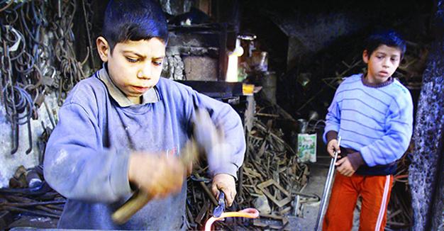 Hurriyet: Ένα εκατομμύριο παιδιά εργάζονται αντί να πηγαίνουν στο σχολείο